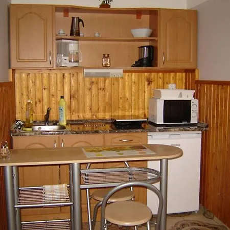 Aranyhal Apartament *