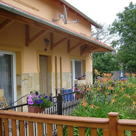 Aranyhal Apartament *